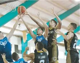  ??  ?? Yabiel Torres, del Colegio Valvanera de Coamo (centro), lucha un rebote contra Jorge Alicea, del Colegio San Antonio de Guayama.