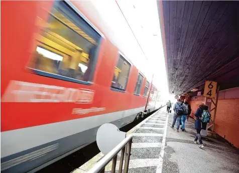  ??  ?? Zwischen den Schülern und dem herannahen­den Zug ist hier nur wenig Platz: Gerade deshalb gilt der Bahnhof in Neusäß als gefährlich. Bis es allerdings zum Umbau kommt, können noch einige Jahre vergehen.