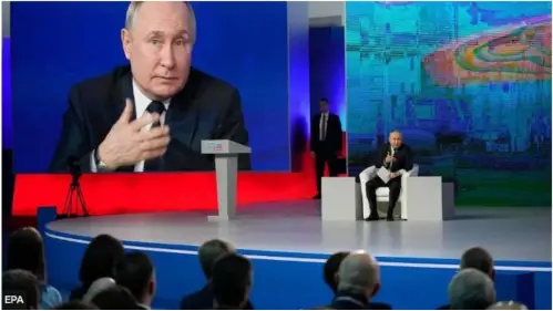  ?? ?? Celebritie­s were in attendance as Vladimir Putin spoke at a major campaign event on Wednesday