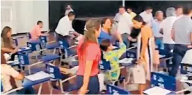  ?? CAPTURA DE VIDEO ?? Los aspirantes se retiran del salón de clases en donde se realizaba el examen.