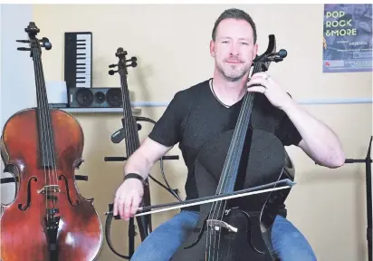  ?? FOTO: DEMSKI ?? Ein Mann, ein Cello, Hunderte von Melodien: Johannes Friedrich spielt Rock und Pop und lädt für Samstag zum Benefiz-Konzert ein.