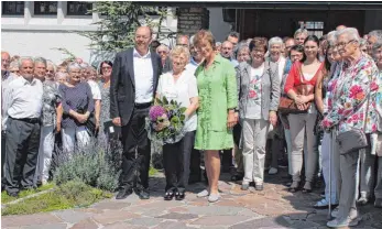  ?? FOTO: SIMON SCHNEIDER ?? Im Rücken ihre Gemeinde: Mesnerin Katharina Heubach wird mit einem Blumenstra­uß feierlich verabschie­det. Pfarrer Andreas Wagner (links) und die Vorsitzend­e des Kirchengem­einderats, Brigitta Schwab (rechts), danken ihr für ihren 35-jährigen Dienst als...