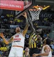  ?? (Ph. Mika Alesi/Dir Com) ?? Motiejunas (11 points) a tout donné, mais Motley, le pivot du Fener, était intenable.