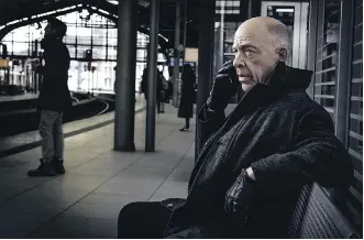  ?? CRAVETV ?? J.K. Simmons signed on for Counterpar­t despite having reservatio­ns about playing the two starring roles.