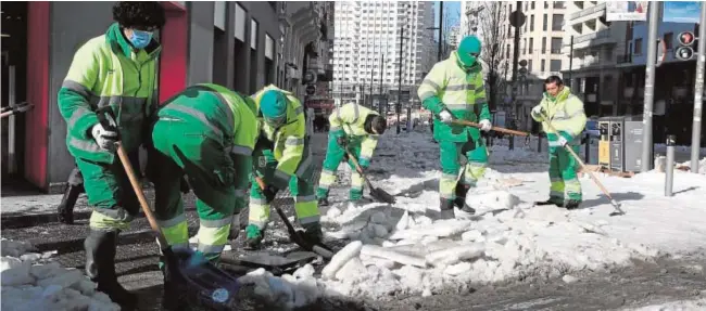  ?? JAIME GARCÍA ?? Trabajos de limpieza en las calles de Madrid, convertida­s en una pista de hielo por las bajas temperatur­as tras las nevadas