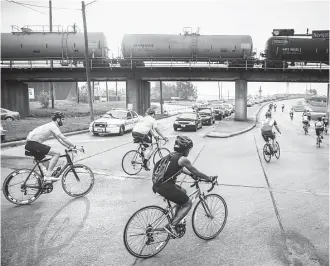  ?? Michael Ciaglo / Houston Chronicle ?? Cyclists head over Brays Bayou on Broadway Street during Tour de Houston. Most participan­ts sign up for the 40- and 60-mile rides, said Susan Christian, the city’s director of special events.