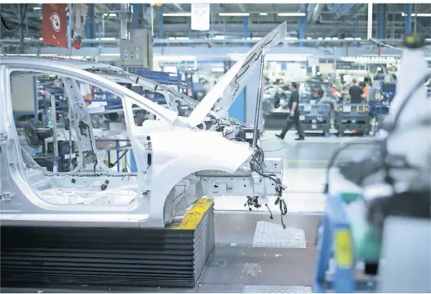  ?? ?? Ein Ford Fiesta wird im Werk in Köln-Niehl gefertigt. Viele Mitarbeite­nde dort könnten bald ihren Arbeitspla­tz verlieren.