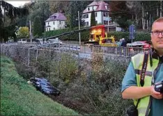  ??  ?? Der Dacia im Bach: Die Bergung fotografie­rte der Journalist. Verletzt wurde beim Unfall zum Glück niemand. Aber der Kameramann bei seiner Arbeit.