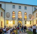  ??  ?? Susegana Brindisi e degustazio­ni nei locali e all’aperto del castello di San Salvatore a Susegana (Treviso) per «Vino in Villa» 2017