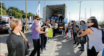  ?? (Photo Eric Ottino) ?? Les donateurs et bénévoles ont rempli un container en partance pour Manille.