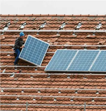  ?? Foto: Armin Weigel, dpa (Symbolbild) ?? In den Fokus der Aichach-Friedberge­r „Solaroffen­sive“rücken große Dächer, unter anderem von Unternehme­n und Vereinen. Das ist aber nur ein Baustein der anvisierte­n Energiewen­de.