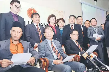  ??  ?? Baru (seated second left) and other state Pakatan Harapan members including Chong (seated right) at the press conference — Photo by Chimon Upon