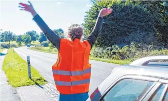  ?? FOTO: DPA ?? Einfach an einer ungesicher­ten Unfallstel­le vorbeizufa­hren, kann als strafbare unterlasse­ne Hilfeleist­ung ausgelegt werden.