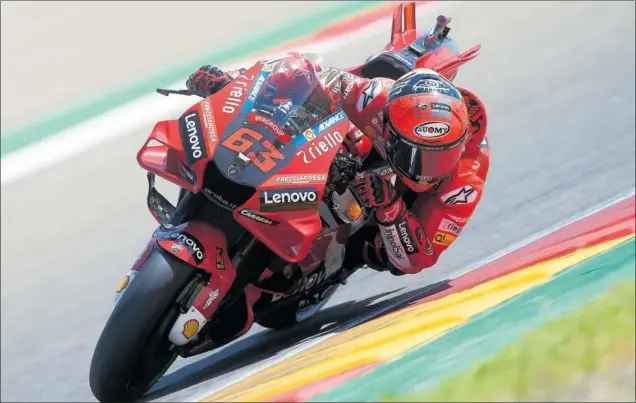  ?? ?? Francesco Bagnaia pilota su Ducati durante la clasificac­ión de MotoGP del GP de Aragón, disputada ayer, en la que logró la primera plaza de la parrilla