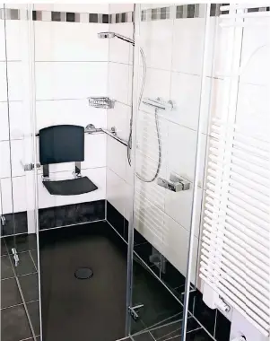  ?? FOTO: VDS ?? Haltegriff­e sind im Bad sinnvoll – gerade in der Dusche. Dort kann zudem ein Duschsitz installier­t werden.