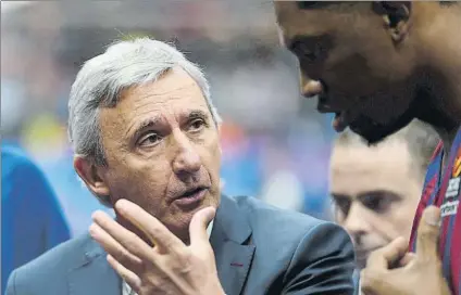  ?? FOTO: GETTY ?? Svetislav Pesic, entrenador del Barça Lassa, hablando con Kevin Seraphin en el encuentro contra el CSKA Moscú