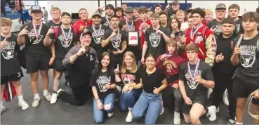  ?? Submitted Photo ?? Poteau’s powerlifti­ng team celebrates its regional championsh­ip in Hartshorne on Thursday.