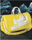  ??  ?? O clássico saco de viagem Vuitton agora em amarelo.