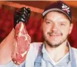  ?? FOTO: A. VOLKMANN ?? Andreas Malz aus Greiz ist ausgewiese­ner Fleischexp­erte, er kennt die besten Stücke und weiß, wie man sie zubereitet.