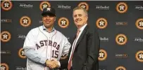  ?? James Nielsen / Houston Chronicle ?? El gerente general de los Astros, Jeff Luhnow (der.), presenta a Carlos Beltrán en Houston.