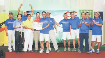  ??  ?? Kenny Chin (fifth left) receiving the prizes from Chan (third left) while (from second left) Simon and Tiang look on.