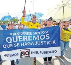  ??  ?? Opositores al pacto de paz entre el gobierno colombiano y la guerrilla marcharon ayer en Cartagena, para pedir el “no” en el plebiscito del 2 de octubre.