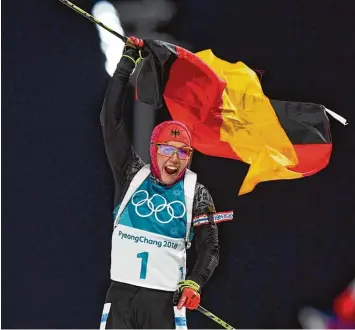  ?? Foto: Franck Fife, afp ?? Wenn die deutsche Fahne weht, ist Laura Dahlmeier nicht weit. Die 24 jährige Garmischer­in kämpfte sich gestern wieder erfolg reich durch Kälte und Wind zu ihrem zweiten Olympia Gold.