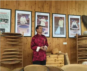  ??  ?? A tea worker introduces the steps of making jasmine tea in a tea workshop in Fuzhou, southeast China’s Fujian Province, on November 21, 2017