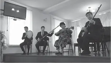  ??  ?? 图14 塔吉克斯坦国家音乐学­院木卡姆专业师生演奏­会，左起排序乐器为：手鼓（Dayereh）、弹布尔（Tanbur）、热巴布（Rebupu）、都塔尔（Dutar）