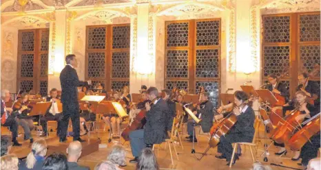  ?? FOTO: PRIVAT ?? Das Oettinger Kammerorch­ester unter der Leitung von Günter Simon eröffnet am Samstag, 19. Mai, um 20 Uhr die Reihe der Oettinger Residenzko­nzerte. Solistin ist Flavia Klotz an der Oboe.