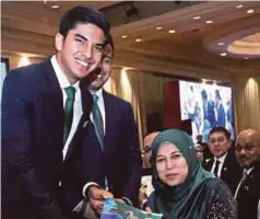  ??  ?? SYED Saddiq menyampaik­an Anugerah Perkhidmat­an Cemerlang (APC) kepada Hayati Abu Bakar pada Majlis APC KBS, semalam.