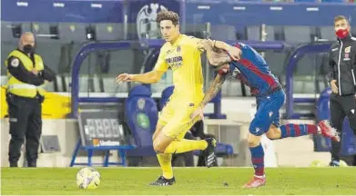  ??  ?? Pau Torres se mantuvo en el once inicial y volvió a liderar el juego de la defensa amarilla ante el Levante, ayer.