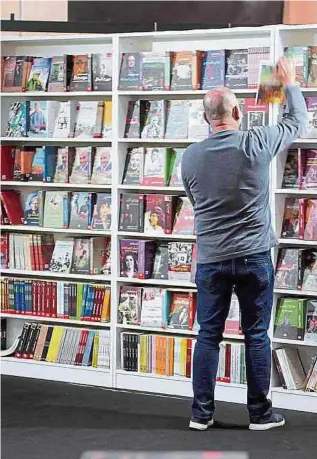  ?? FOTO: EFE ?? Las plataforma­s digitales simulan ser grandes biblioteca­s, donde los lectores eligen.