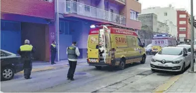  ?? MARÍA JOSÉ SÁNCHEZ ?? Ambulancia­s, policías locales y guardias civiles en el dispositiv­o de asistencia al niño atendido en Benicarló.