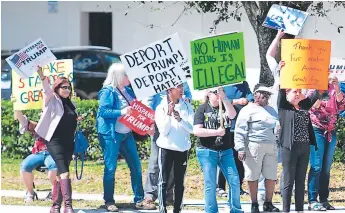  ?? FOTO: AP ?? El simple hecho de participar en una protesta facilita el trabajo de agentes inmigrante­s.