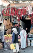  ?? MOHAMMED HUWAIS/GETTY IMAGES ?? Stalls and shoppers are seen in a street market in the Yemeni capital Sanaa. The U.S. has launched 30 airstrikes against al-Qaida’s Yemen branch, Navy Capt. Jeff Davis says.