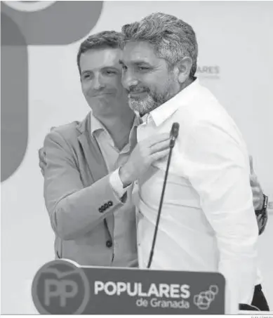  ?? ÁLEX CÁMARA ?? Pablo Casado se abraza ayer a Juan José Cortés en un acto de su candidatur­a en Granada.