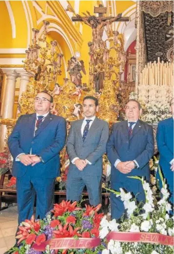  ?? // JUAN JOSÉ ÚBEDA ?? El club realizó ayer su ofrenda floral en San Benito