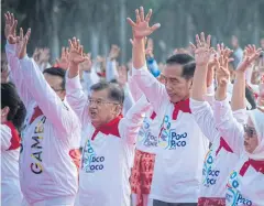  ?? REUTERS ?? Indonesian President Joko Widodo stands beside Vice President Yusuf Kalla during a dance called ‘poco-poco’ at the National Monument in Jakarta, Indonesia yesterday.
