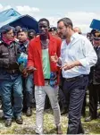  ?? Foto: Costantino, dpa ?? Heizt er die Stimmung gegen Migranten so stark an, dass sie in Gewalt um schlägt? Innenminis­ter Salvini in einem Flüchtling­slager.
