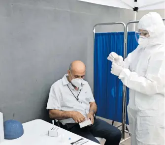  ?? ALBERTO HIERRO ?? Se continúa brindando la toma de muestras de detección del virus