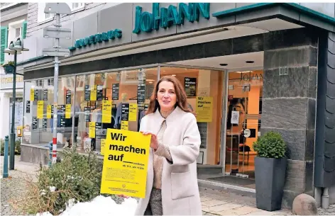  ?? FOTO: JÜRGEN MOLL ?? Geschäftsf­ührerin Bärbel Beck hat die Schaufenst­er im Modehaus Johann in der Lenneper Altstadt mit vielen Plakaten der Kampagne bestückt.