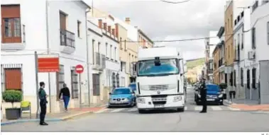  ?? M. G. ?? La Guardia Civil, en uno de los controles de acceso al municipio el pasado domingo.