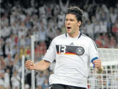  ?? Foto: Efe ?? Michael Ballack, durante la Eurocopa de 2008. En ese eje que menciona, ¿con quién se queda como delantero, como referencia arriba, con Timo Werner, Mario Gómez o Müller? El grupo de Alemania es, por nombre, complicado: México, Suecia y Corea del Sur....