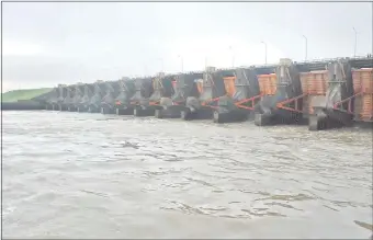  ??  ?? El Anexo B del Tratado de Yacyretá solo habla de este vertedero en el brazo Aña Cua del río Paraná. La EBY, sin embargo, decidió construir otra central en su flanco izquierdo.