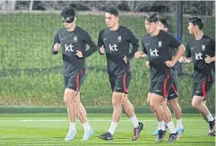  ?? ?? BRAVE FACE: South Korea’s Son Heung-Min, left, and teammates attend a training session in Doha ahead of the World Cup.