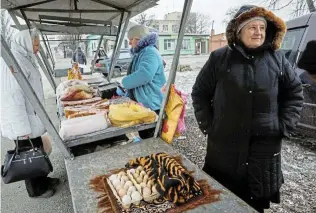  ?? /Reuters ?? Wartime economy: Women sell food products at a local market amid Russia’s attack on Ukraine, in the village of Lozuvatka, in Ukraine’s Dnipropetr­ovsk region.