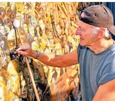  ?? FOTO: NOP ?? Der Künstler Rolf Hamacher bei der Arbeit. Ab Samstag kann das „Narrenbild“bei Schomakers bewundert werden.