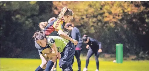  ?? RP-FOTO: ANNE ORTHEN ?? Für das Frauen-Rugby beim TuS 95 Düsseldorf Nord wärmen sich die Teilnehmer­innen erst einmal auf.