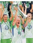  ?? FOTO: VENNENBERN­D/DPA ?? Vergangene Saison durfte die Wolfsburge­r Spielführe­rin NIlla Fischer den Meister-Pokal als erste in die Höhe strecken.